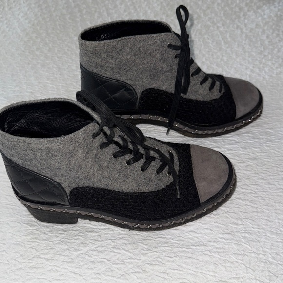 CHANEL women’s bootie gray/black
